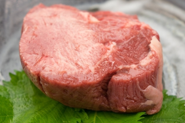 新鮮な肉が葉の上に置かれた様子