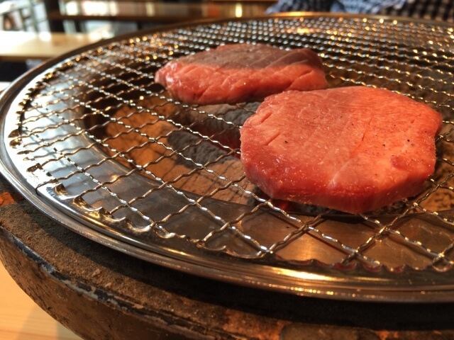 鉄板で熱せられる新鮮な赤身肉