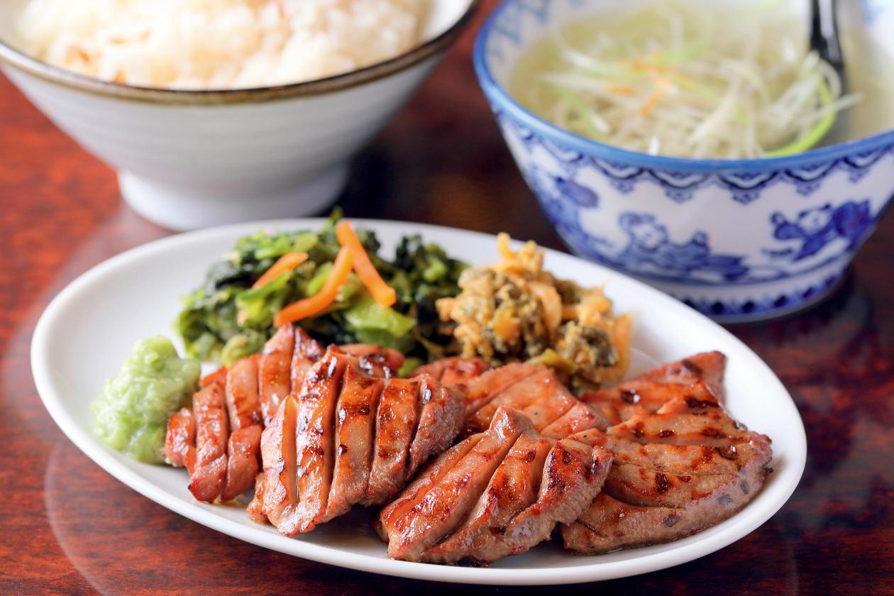 香ばしく焼かれた肉と彩り野菜