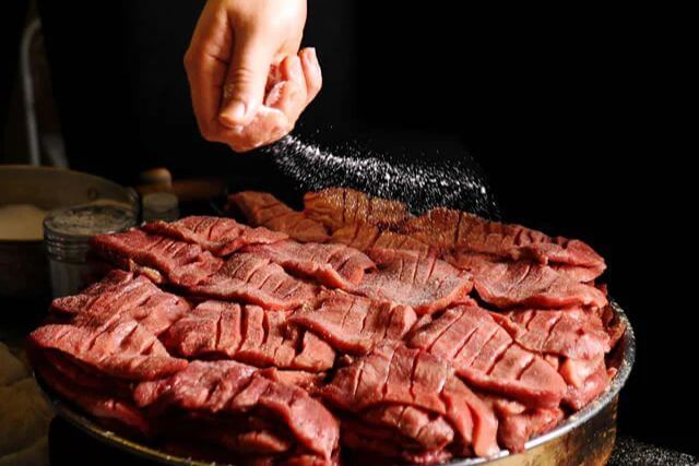 肉に丁寧に塩を振って味付け