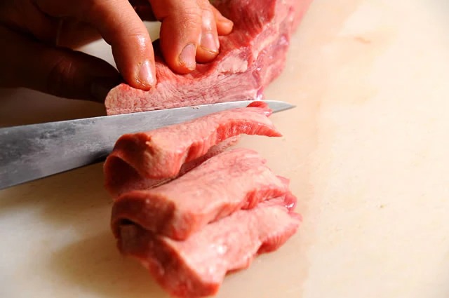 肉を包丁で薄く切る様子