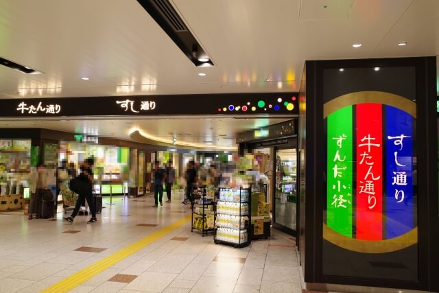 駅構内の案内板と通行する人々