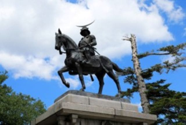 馬に乗った武将の銅像がそびえる