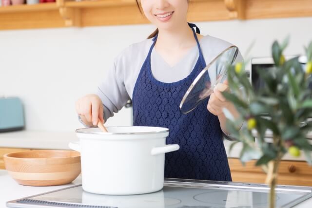 台所で料理中のエプロン姿の女性