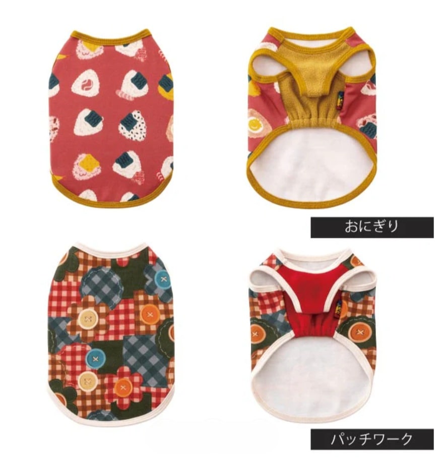 エンジ色の地におにぎり柄でお腹のフリース生地はからし色、赤やネイビー系のチェックの花びらやボタンのパッチワーク風柄でお腹のフリース生地は赤の2種類