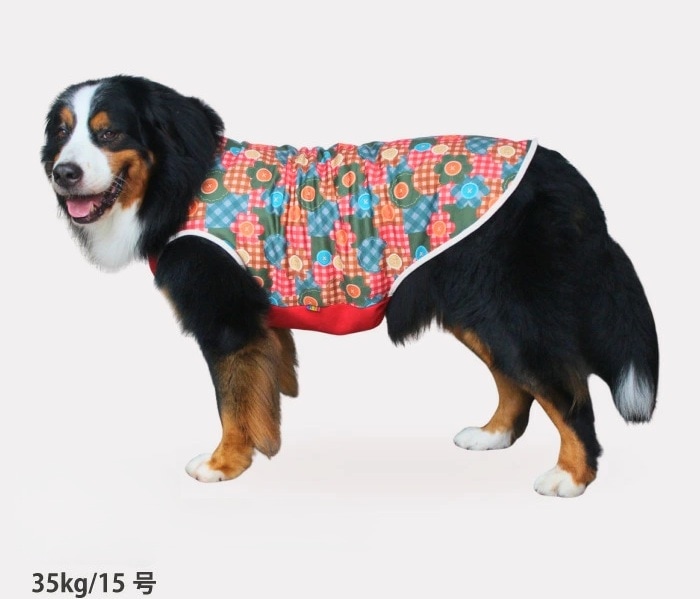 赤やネイビー系のチェックの花びらやボタンのパッチワーク風柄でお腹のフリース生地は赤