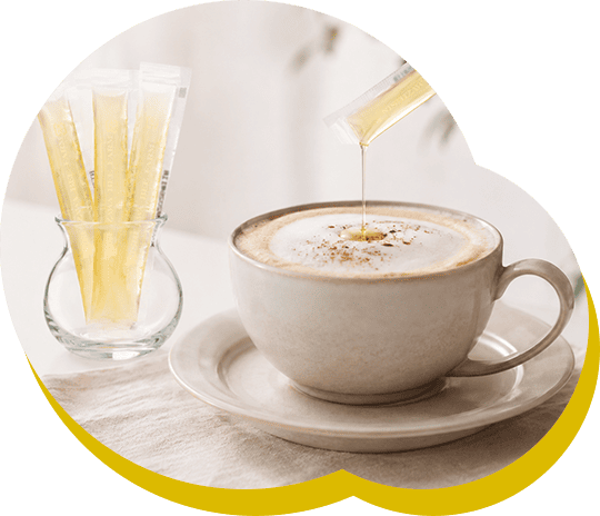 スティックハニーをコーヒーに入れる様子