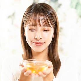 国産はちみつ美容セラムを使用するイメージ