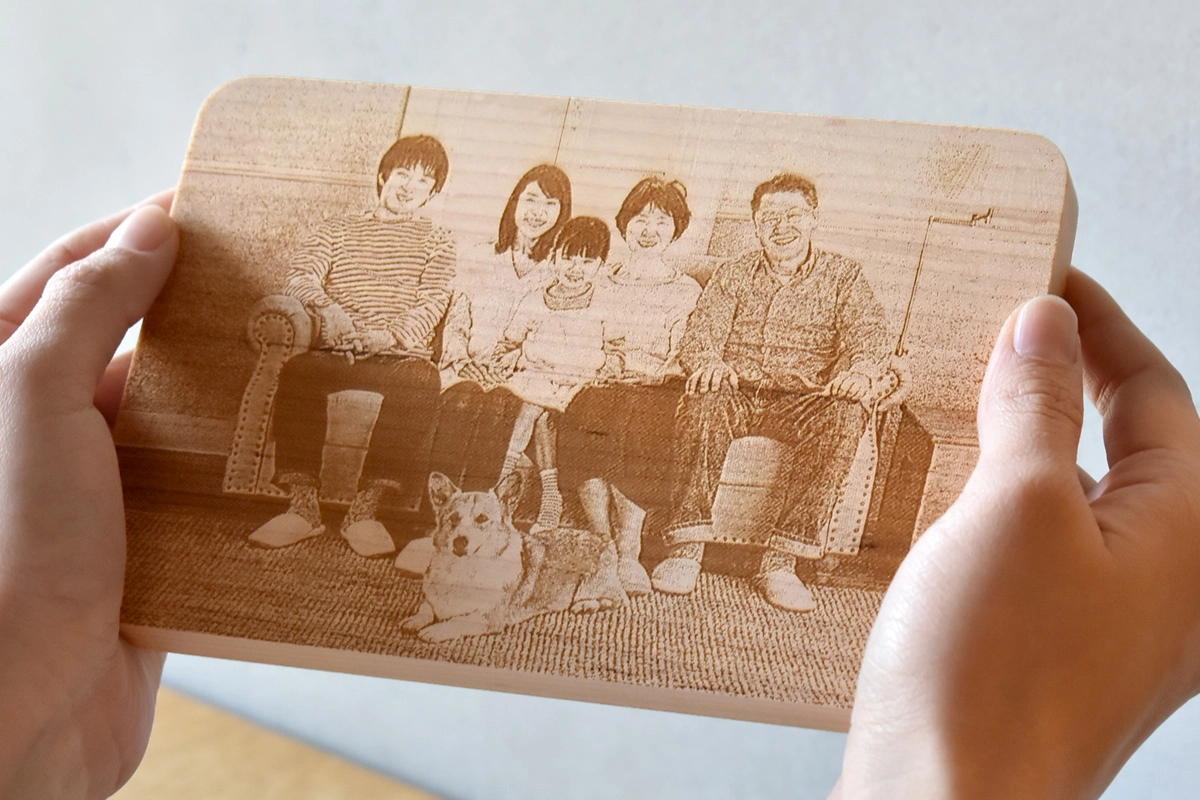 思い出の写真をそのまま木製品に。フォト刻印。