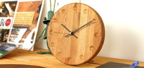 時間と共に深まる木の風合い、一緒に歳を重ねてくれる木製時計「Wall Clock Block Stripe」 