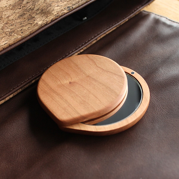 スライド式でコンパクトなサイズ、移動時でもミラーを傷つけない木製手鏡です。