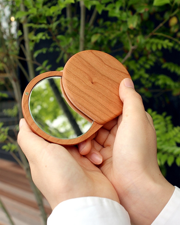 おしゃれでかわいいコンパクトなスライドミラー「Compact Mirror」