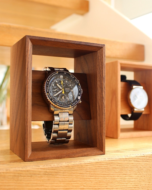 高級天然木のフレームが腕時計を引き立てるウォッチスタンド