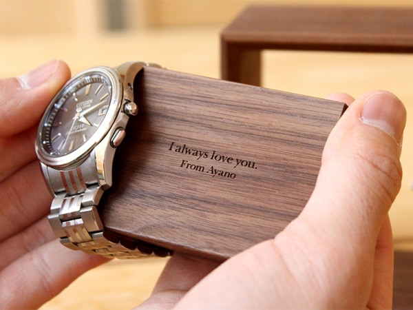 腕時計の下に隠れたメッセージを刻印してプレゼント