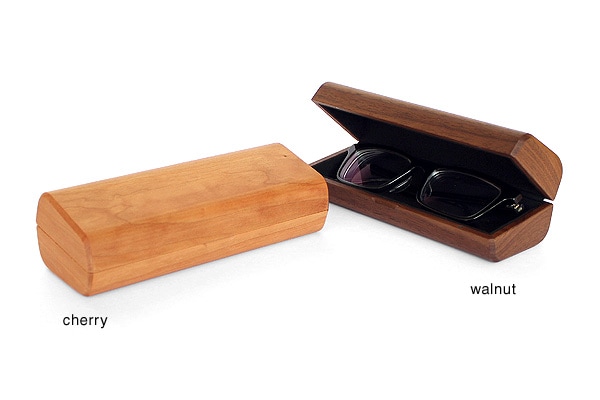 メガネケースはチェリー・ウォールナットの木材からお選び頂けます。
