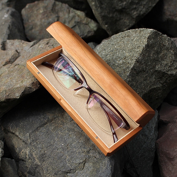Glassesstand Swing 大切な眼鏡をおしゃれなインテリアに出来るメガネスタンド 北欧風デザイン Hacoaブランド おしゃれな北欧風 木製雑貨 贈り物 名入れギフト Hacoaオンラインストア