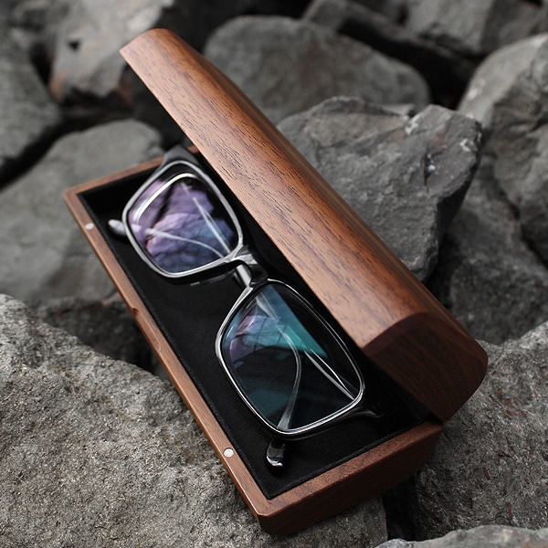 木のぬくもりで覆うおしゃれな木製メガネケース/北欧風デザイン/Hacoaブランド