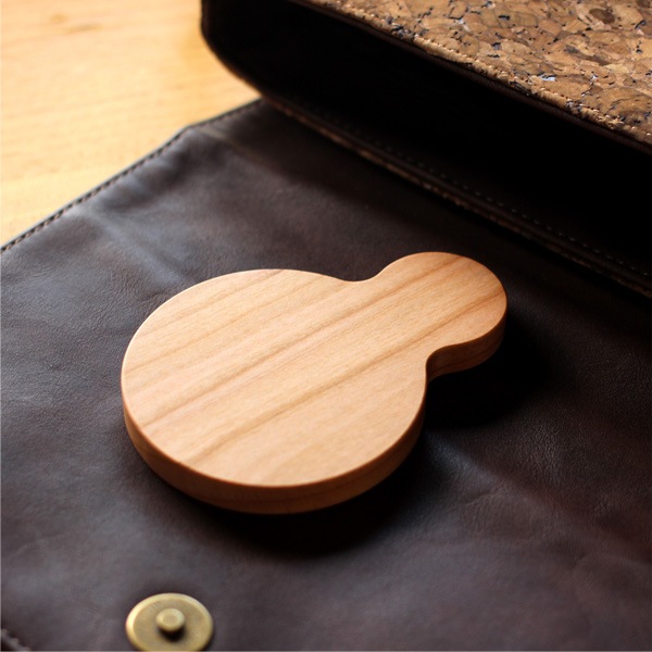 持ち手があり小さいので、持ち運びしやすい木製の手鏡です