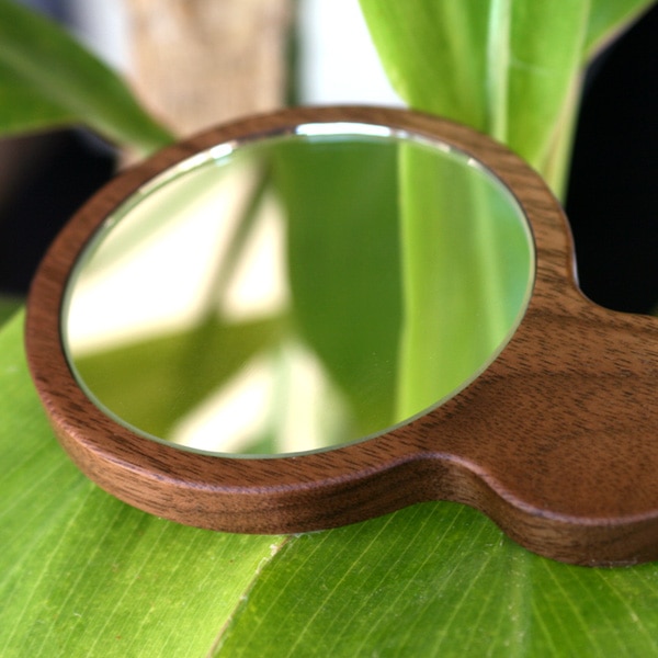 木の温もり、自然のあたたかさを手で持つ度に感じられるおしゃれな木製コンパクトミラー
