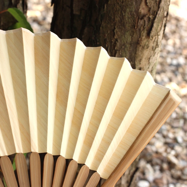 日本人に馴染み深い天然檜を使用した扇子。男性・女性問わずお使いいただけます