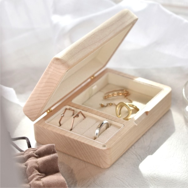 アクセサリーを美しく収納できる格調高い木製ケース・ジュエリーボックス