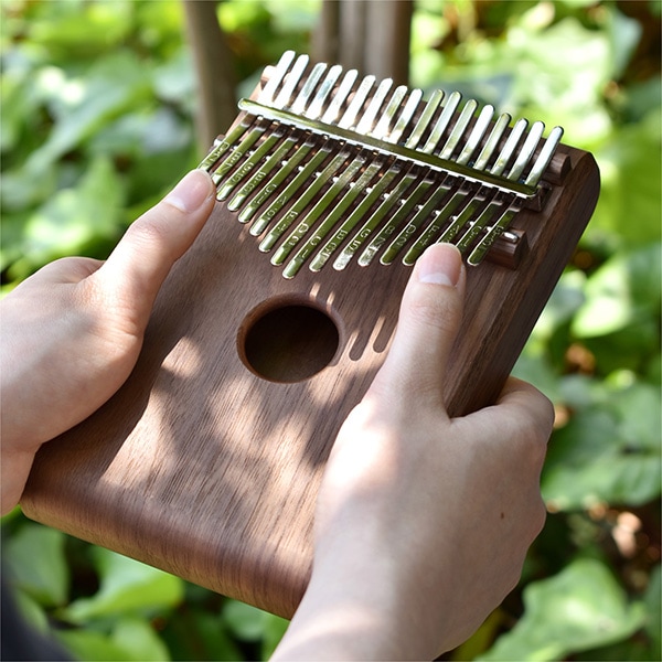 初心者でも簡単。オルゴールのような癒しの音色を奏でる「カリンバ」