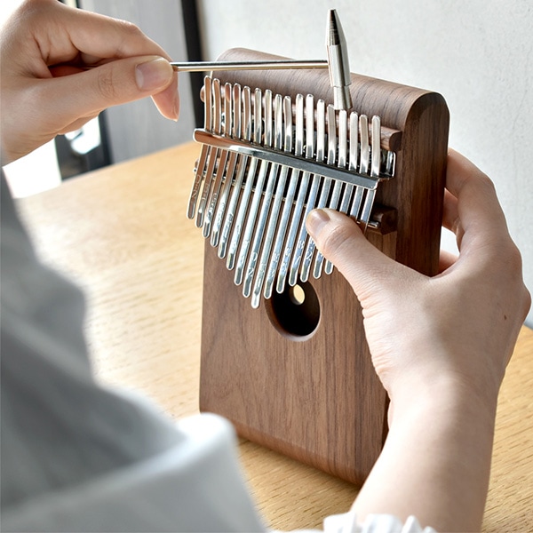 Kalimba Box」天然木の温もりと癒しの音色。伝統技術を用いた民族楽器カリンバ（ボックス型）/Hacoaブランド |  おしゃれな北欧風木製雑貨・贈り物・名入れギフト Hacoaオンラインストア