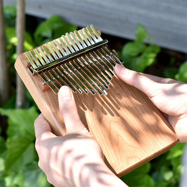 初心者でも簡単。オルゴールのような癒しの音色を奏でる「カリンバ」