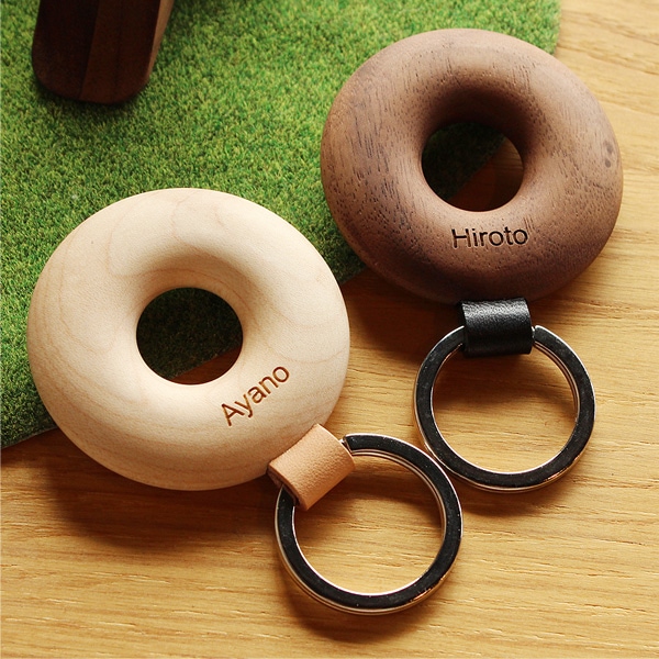 指に馴染む輪っか型の木製キーホルダー「Keyholder Hoop」