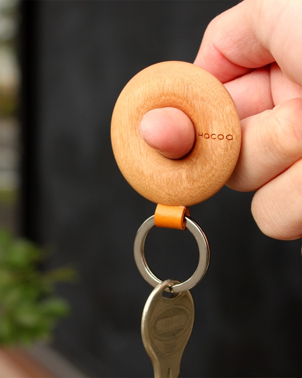 指に馴染む輪っか型のおしゃれな木製キーホルダー。Hacoaブランド