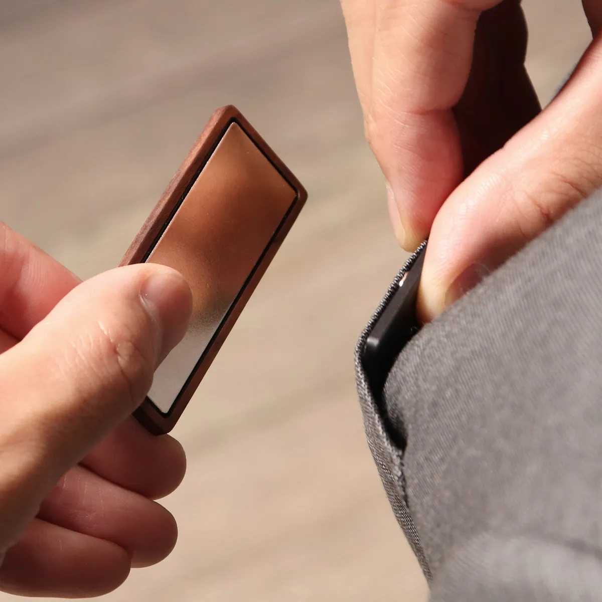 ワンタッチで装着・取り外しが簡単な木製のネームタグ(マグネットタイプ)