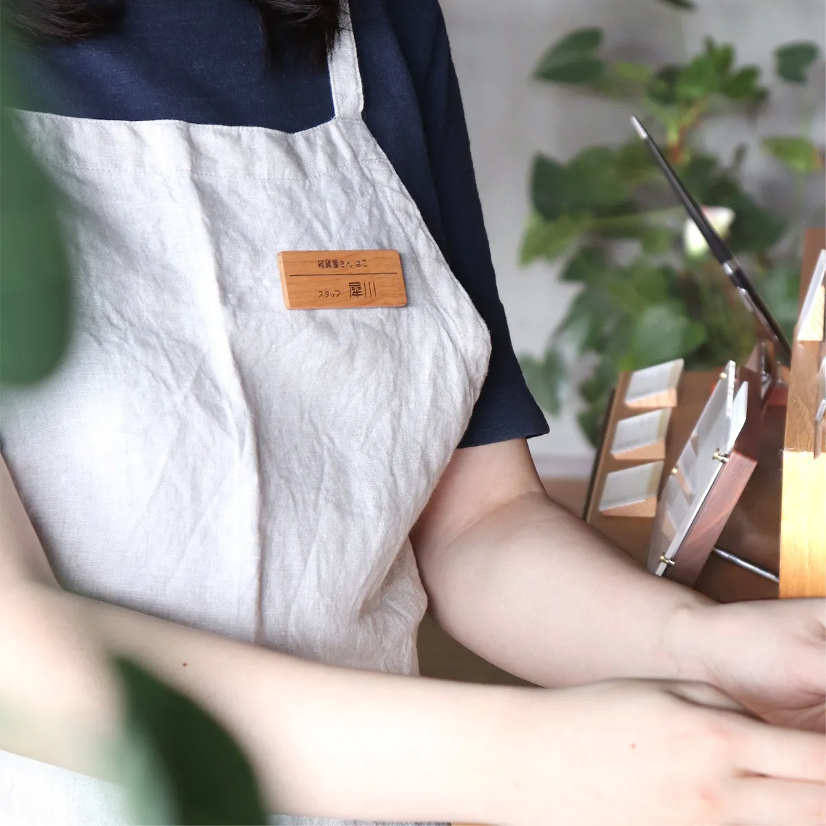 ワンタッチで装着・取り外しが簡単な木製のネームタグ(マグネットタイプ)