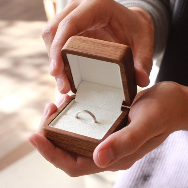 婚約指輪を引き立てる木製リングケース