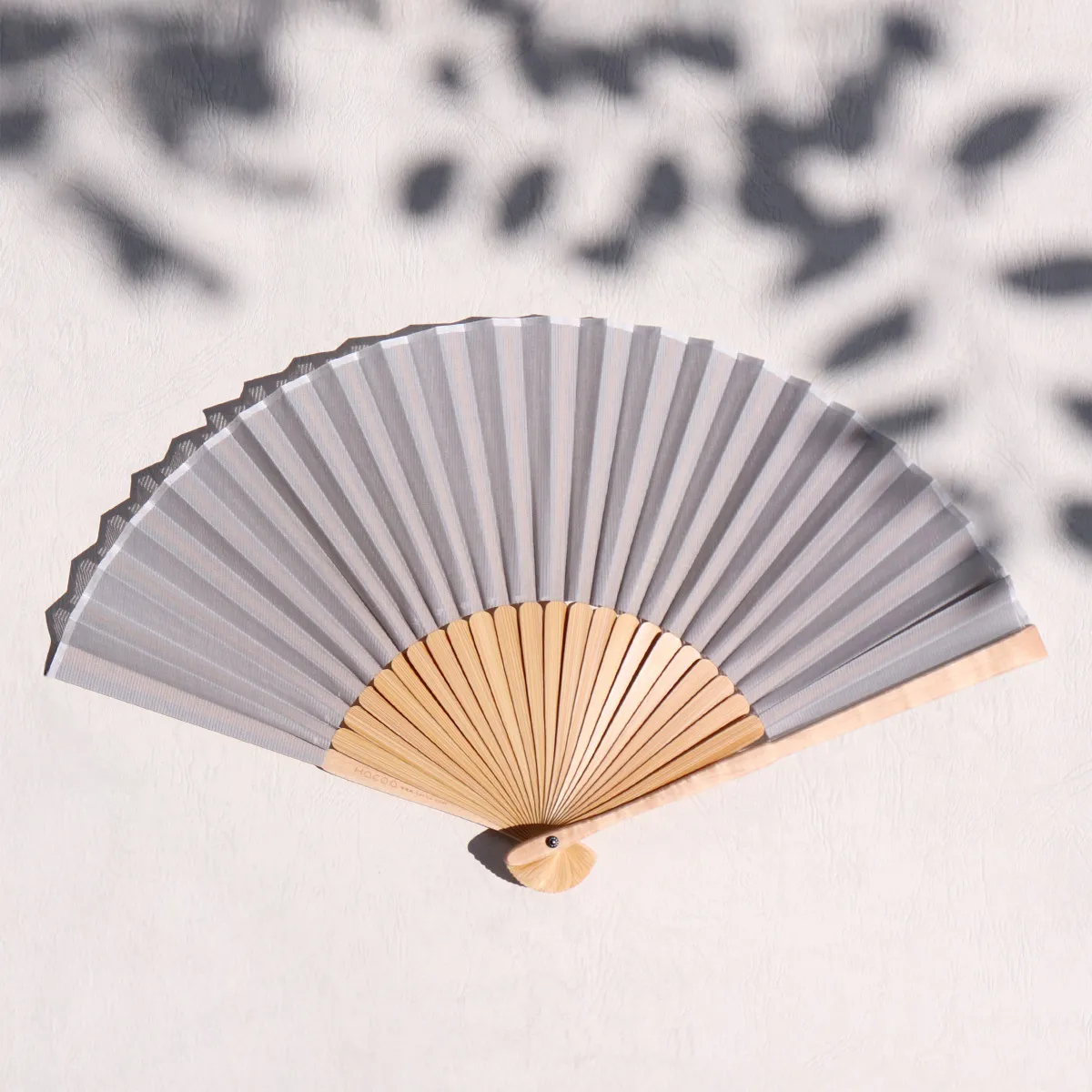 雪と雨が混ざり合うような、透明感のあるニュアンスグレー新色 ＜みぞれ色（Sleet color）＞が入荷