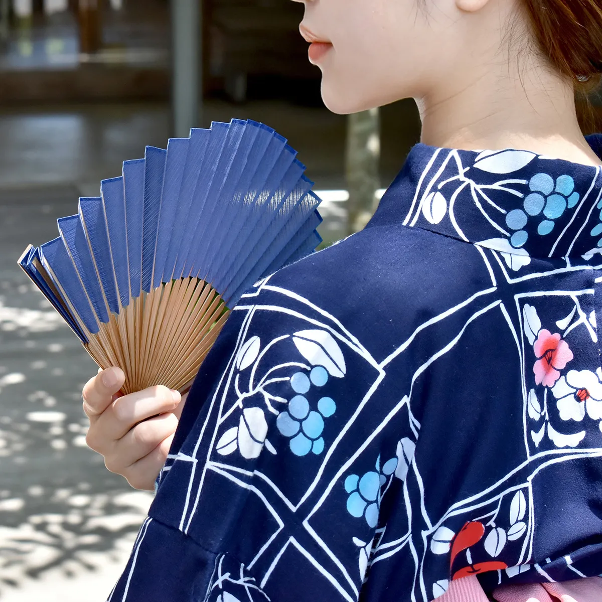 カジュアルから和装まで、幅広いシーンに寄り添う“現代の暮らしに馴染む扇子”