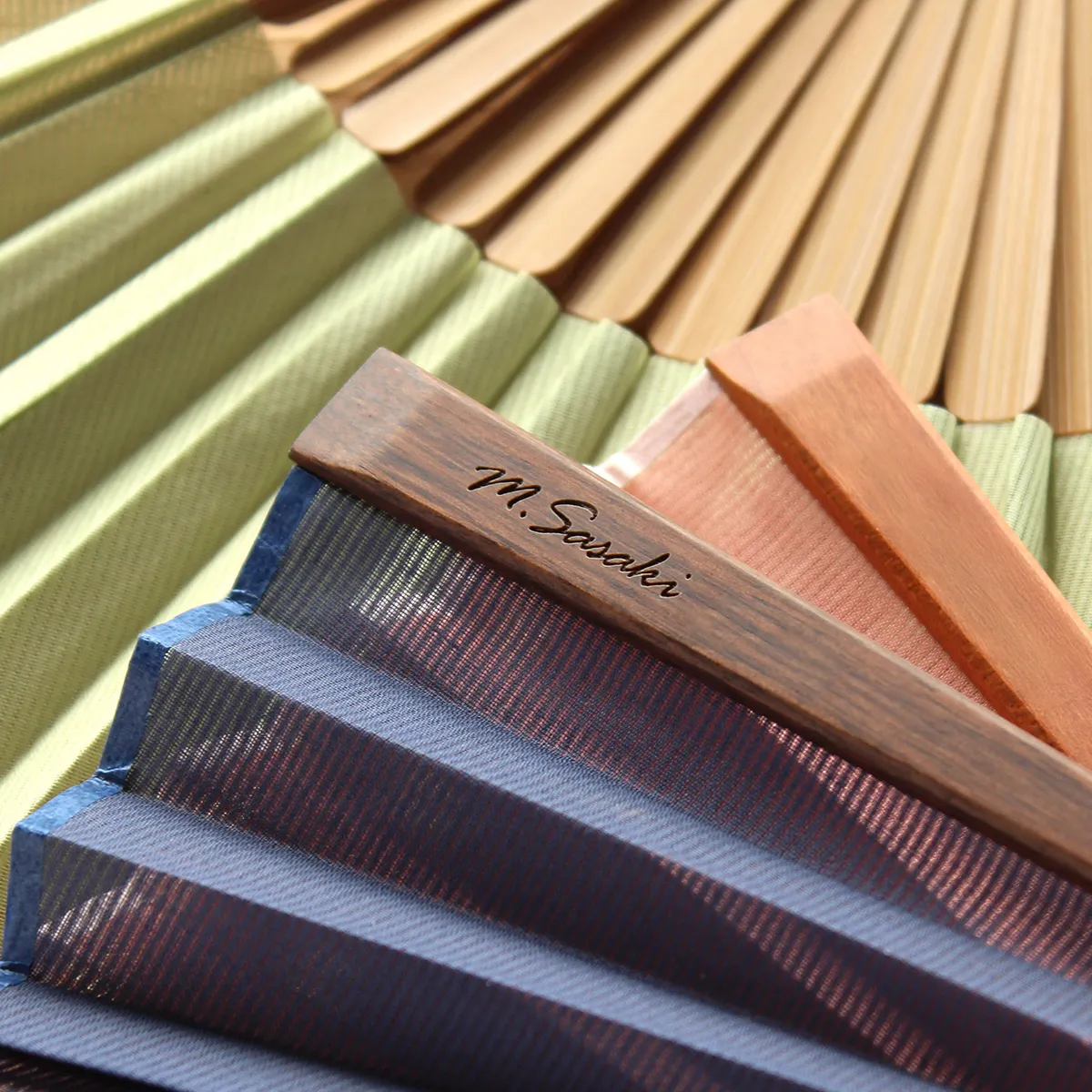 銘木部分には、名入れやメッセージが刻印可能