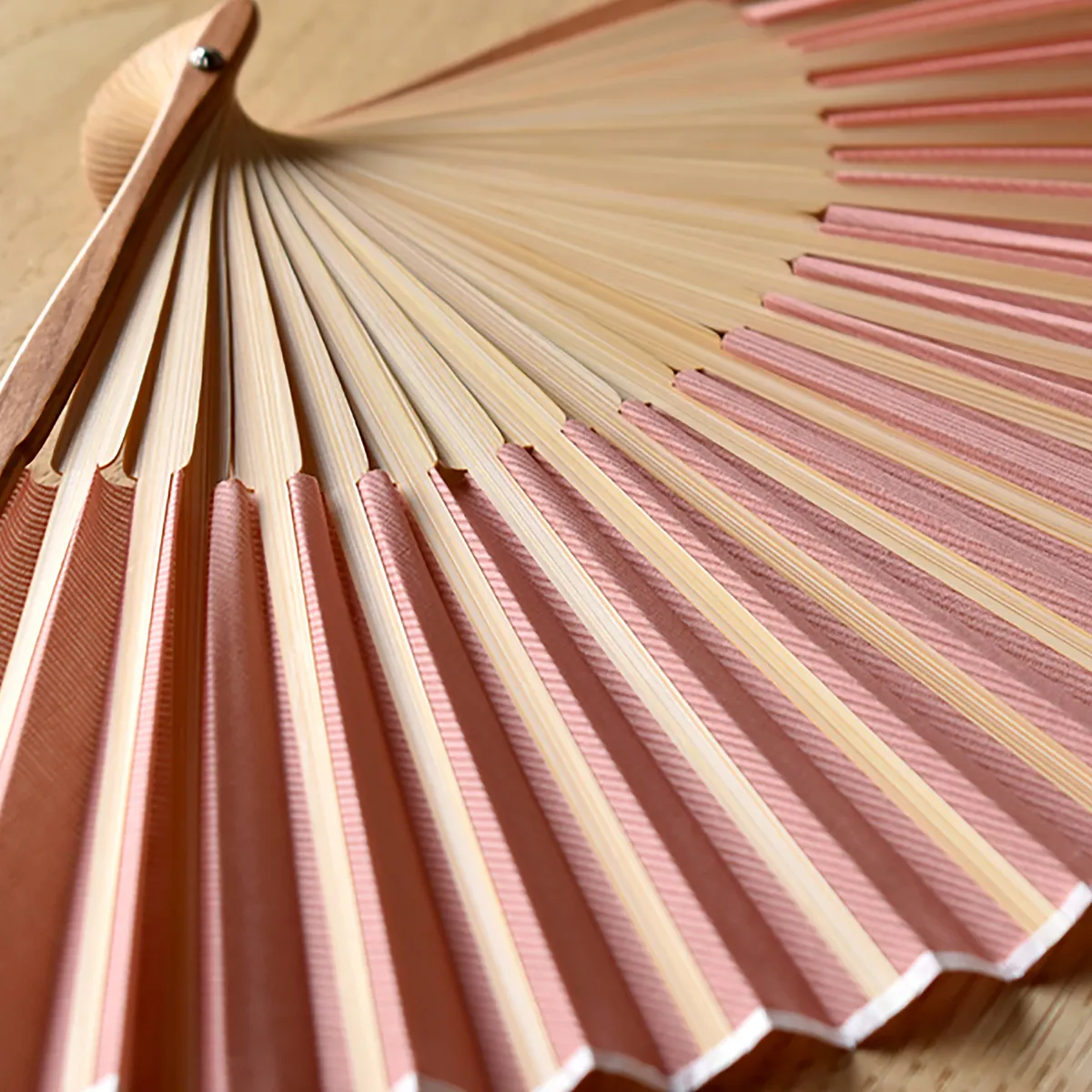 親骨には銘木、中骨には竹を使用。綿100％の生地で、やわらかな風を感じていただけます