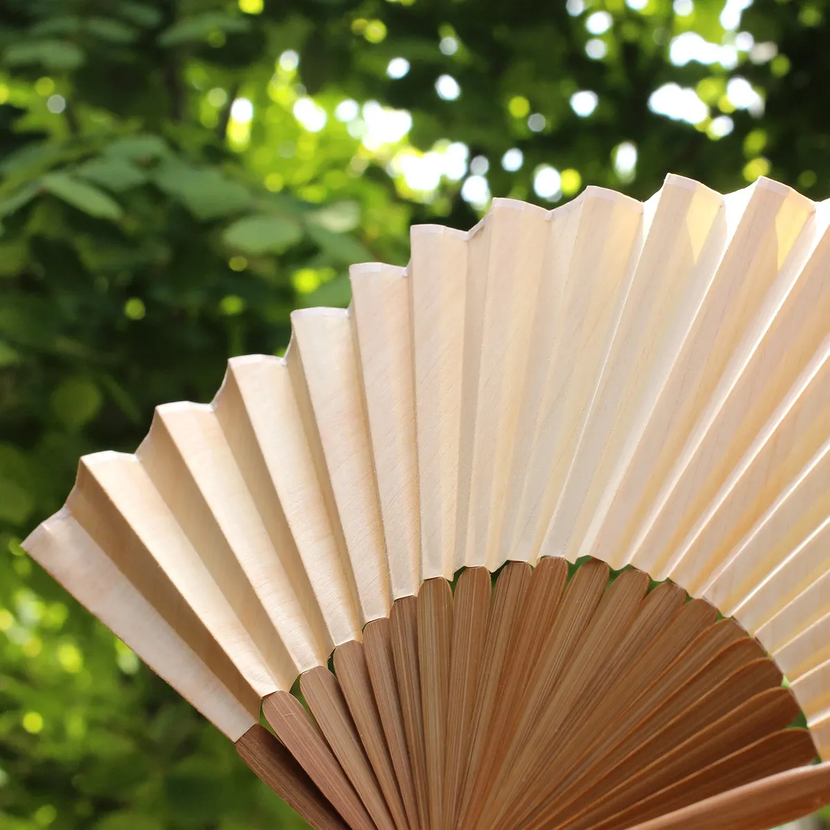 薄く削り出した桧と特殊紙を組み合わせ、木目の美しさをそのままに活かしたデザイン