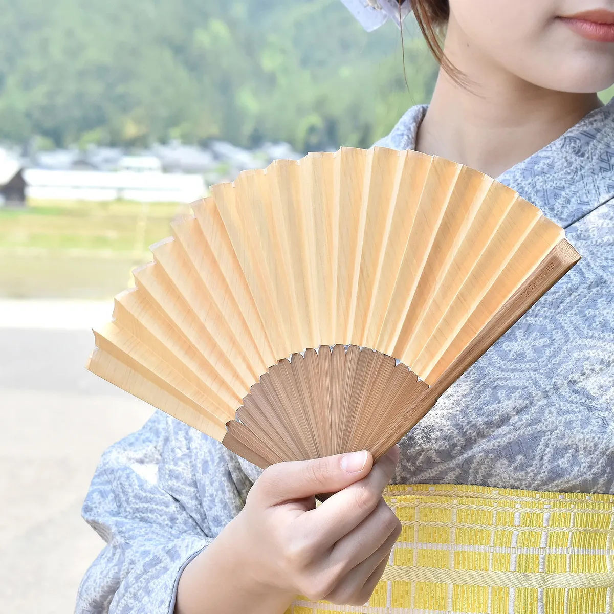 主張しすぎない落ち着いた佇まいは、ビジネスからカジュアル、和装まで幅広く調和