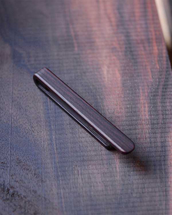 プレミアムモデル：本物の木から削り出した芸術品のような木製ネクタイバー「Tie Bar（黒檀）」