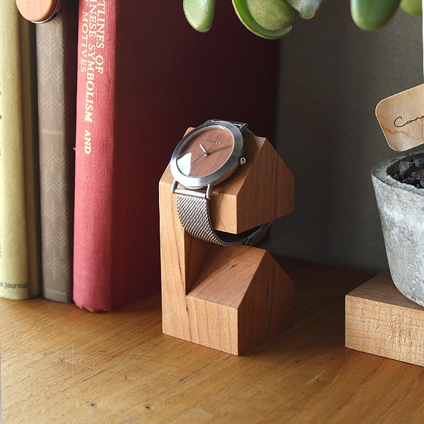 腕時計の盤面が見やすいようデザインされた家型のウォッチスタンド