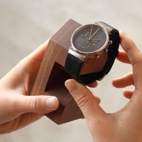シンプル構造で腕時計の着脱が簡単に行えます。