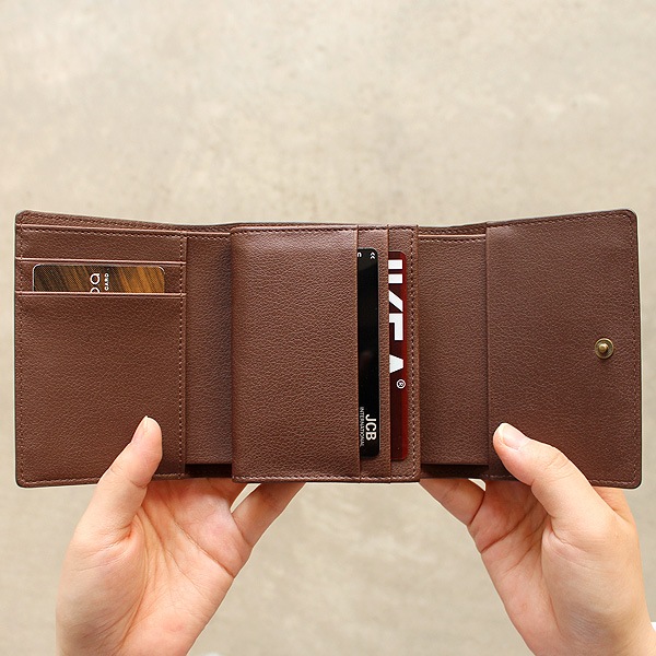 カードや鍵などの小物入れもたっぷり収納可能な三つ折り財布