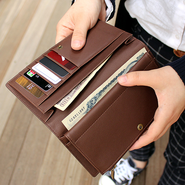 大きめのメインポケットにはお札をきれいに整理して収納できます。