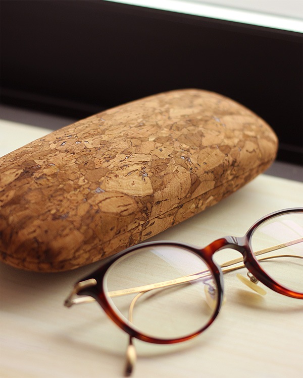 コルク革のおしゃれなメガネケース「CONNIE Clam Glasses Case」