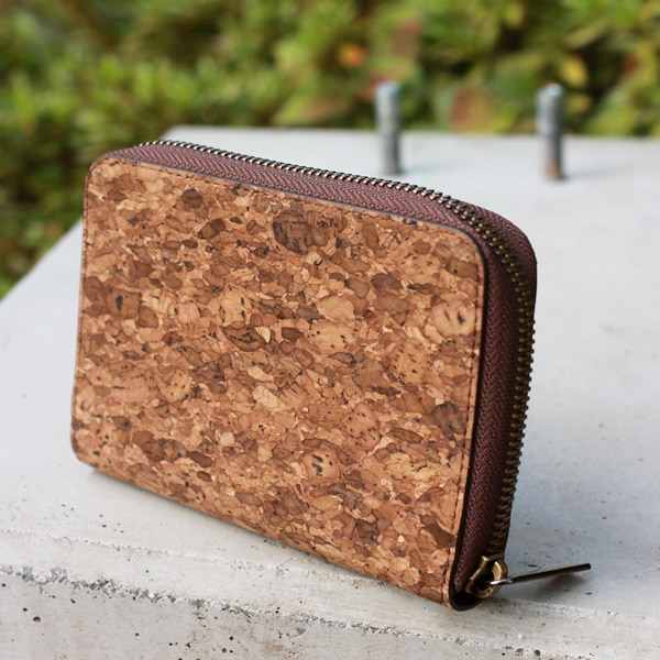 コルクレザーを活用、ミニバッグにも収まるコンパクトな二つ折り財布