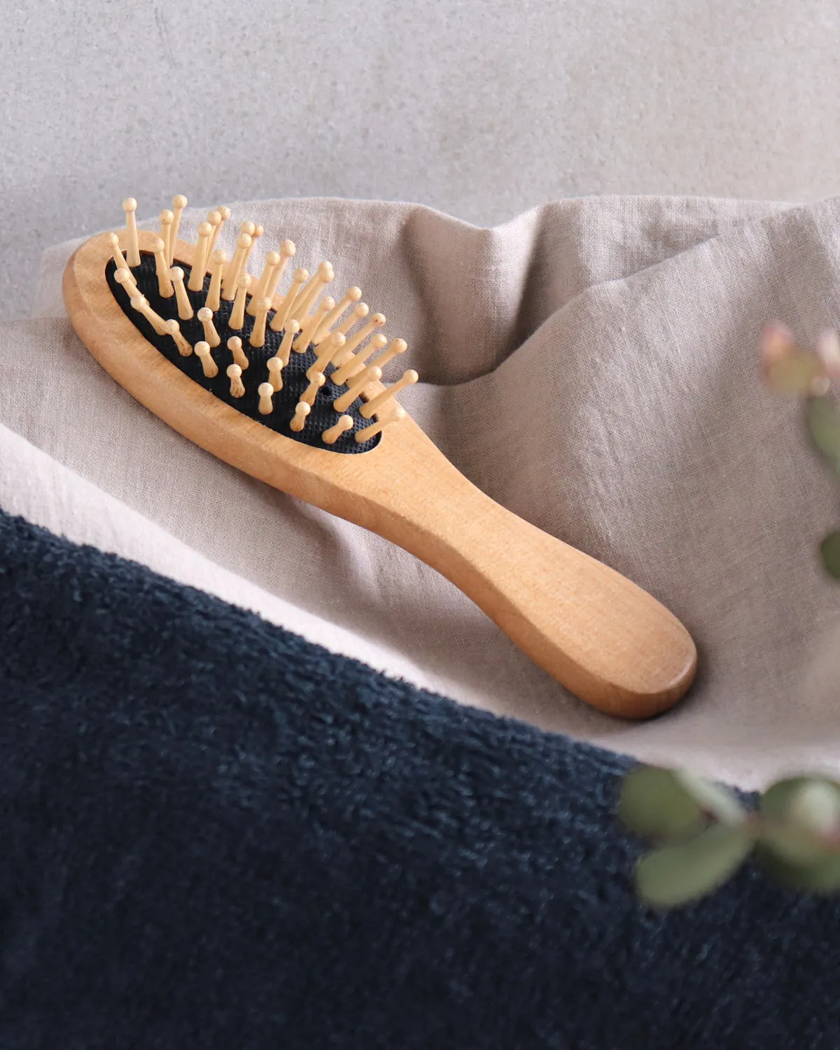 日々のヘアケアがもっと楽しみに。頭皮マッサージ用の天然木「スカルプブラシ」