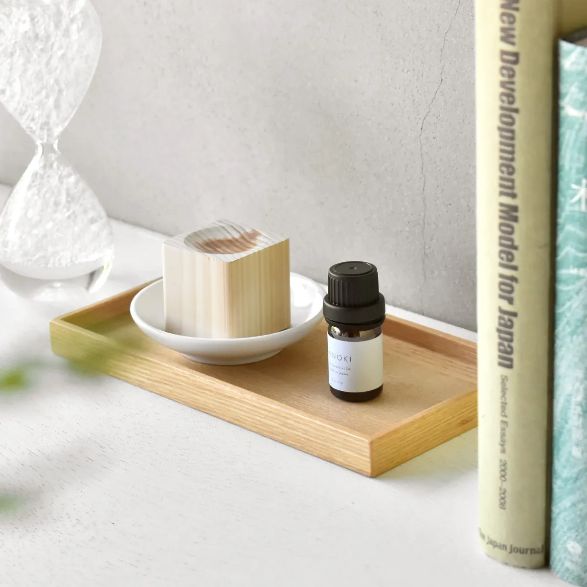 アロマディッシュの下に受け皿を敷き、くぼみ部分にオイルを2～3滴垂らします