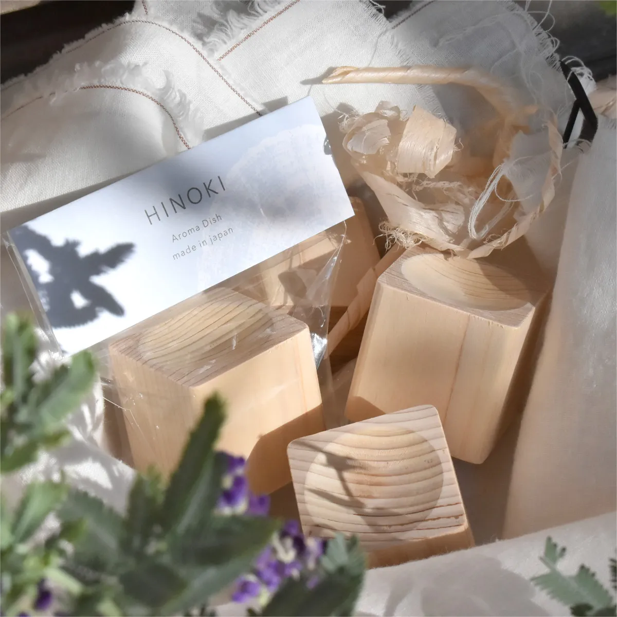 国産ヒノキ材を使用。清々しい木の香りと白く美しい木肌が、空間に自然のぬくもりと落ち着きを与えてくれます