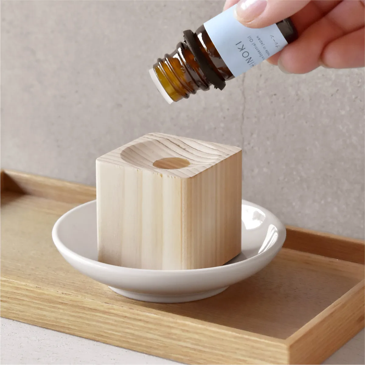 ディフューザーやアロマポットに数滴垂らすだけで、手軽に暮らしの中へ自然の香りを取り入れられます